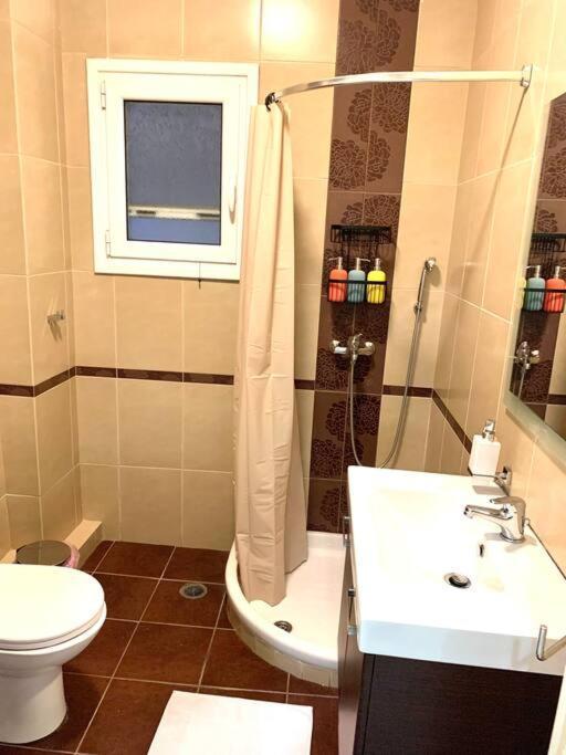 Spacious 4-Bedroom Family Home, 100M From Metro Athena Bagian luar foto