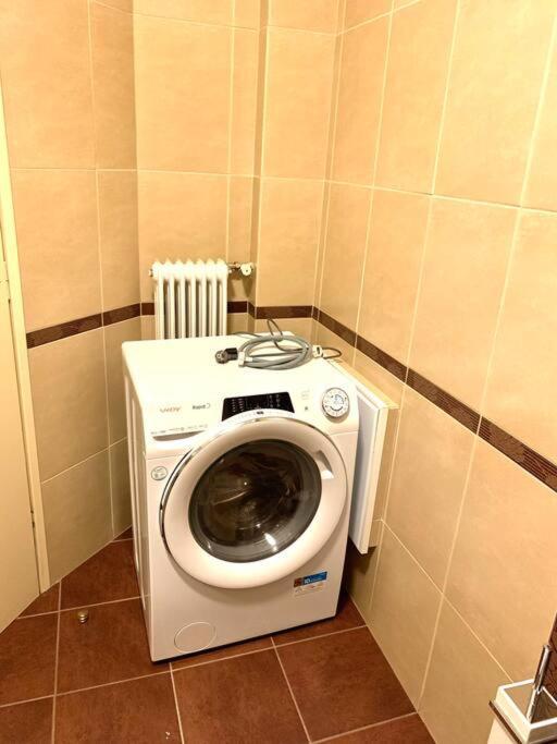 Spacious 4-Bedroom Family Home, 100M From Metro Athena Bagian luar foto